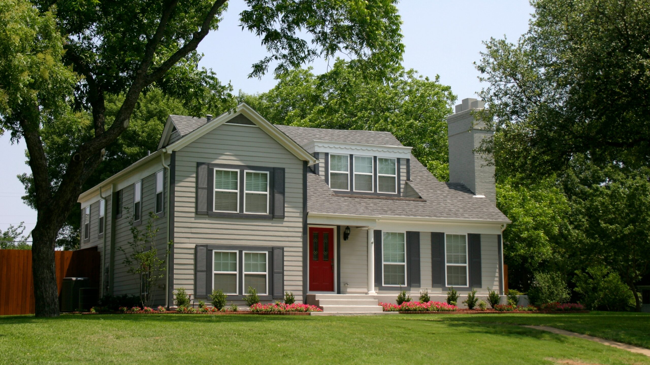 Classic colonial style house with beige siding in Raleigh